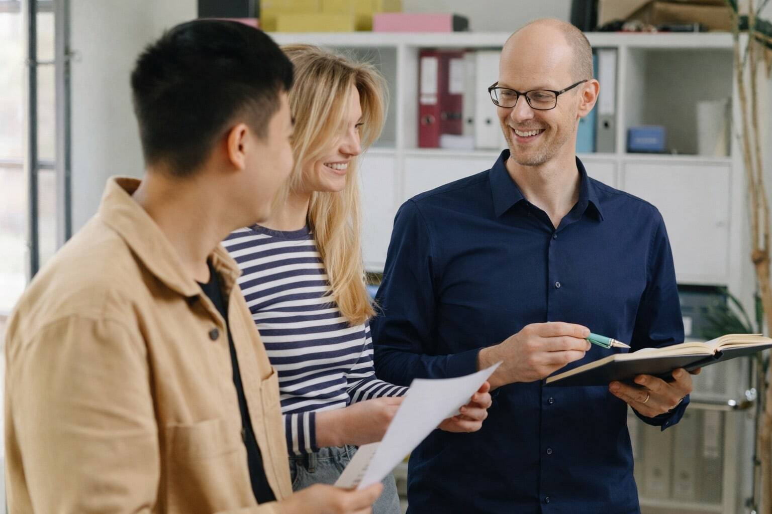 Ramon Janssen in conversation with managers during a leadership training session